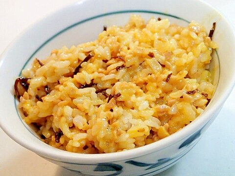 ひきわり納豆と卵黄と昆布佃煮の混ぜご飯